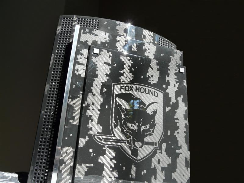 Illustration for article titled Custom Metal Gear Solid 4 PS3 Is Full Of Awesome Substance